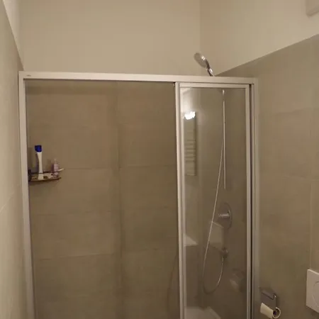 24-7 Hostal *