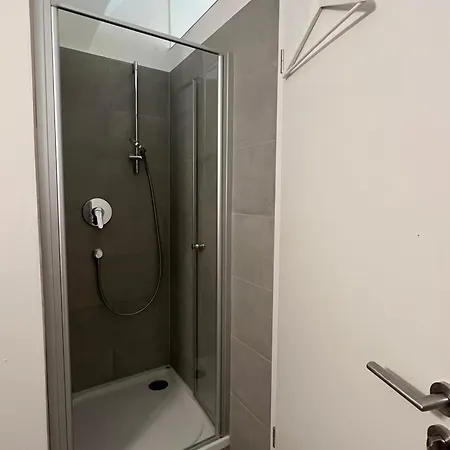 Hostel 24-7 *