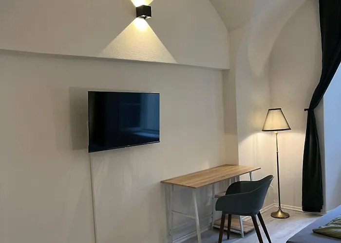 Hostel 24-7 *
